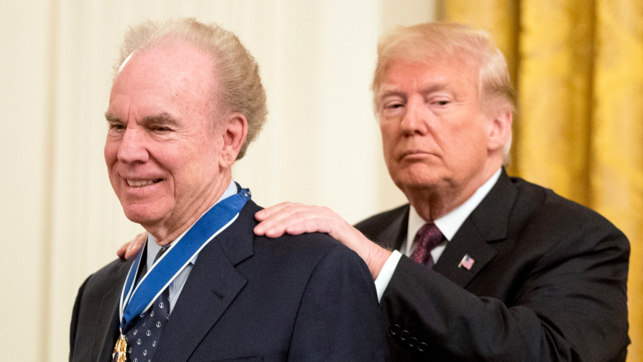 Trump presents Medal of Freedom to Cowboys legend Roger Staubach