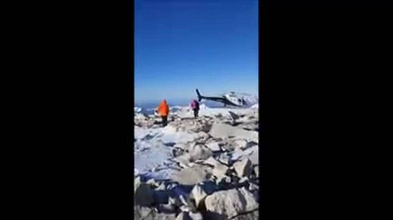 Watch a CHP team rescue hikers from Mount Whitney by helicopter