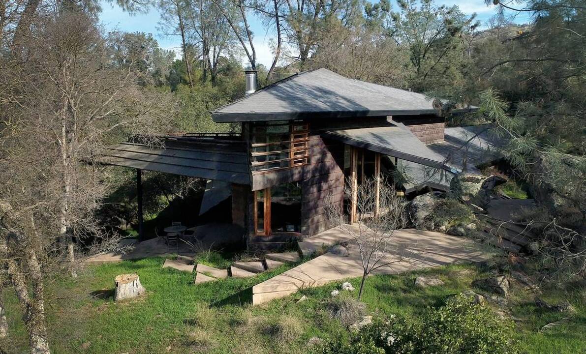 Yosemite Lakes home designed by famed architect Art Dyson built in and around boulders