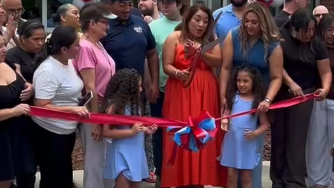 "Girls, watch your fingers" as Island Bagel & Deli cuts ribbon at new Bluffton store