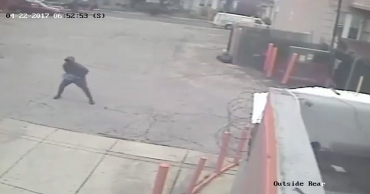 Pro tip for robbers? Don't pull a hammy before you pull out your gun