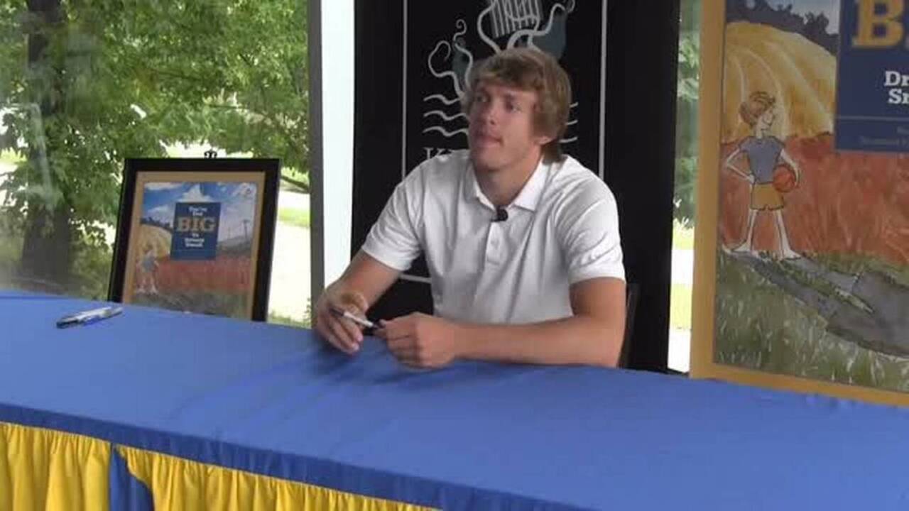 Thousands come out for Wichita State star Ron Baker's book signing