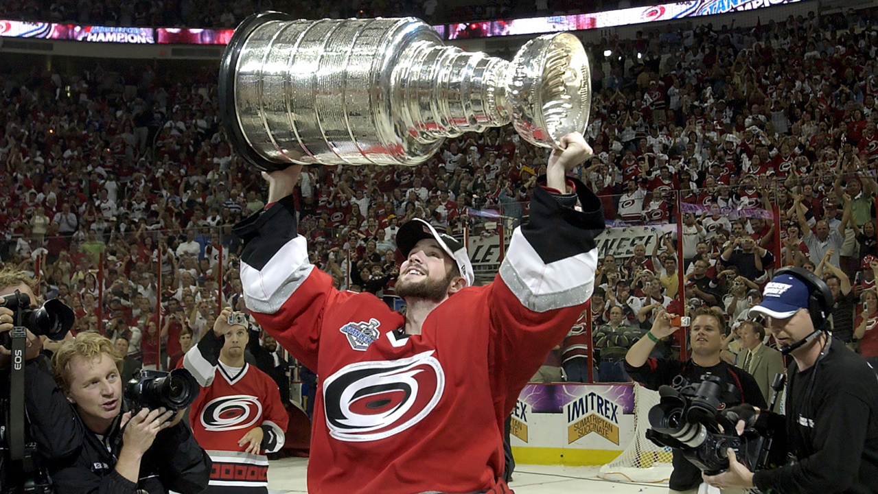 Cam Ward retires with Canes, then goes back on the ice
