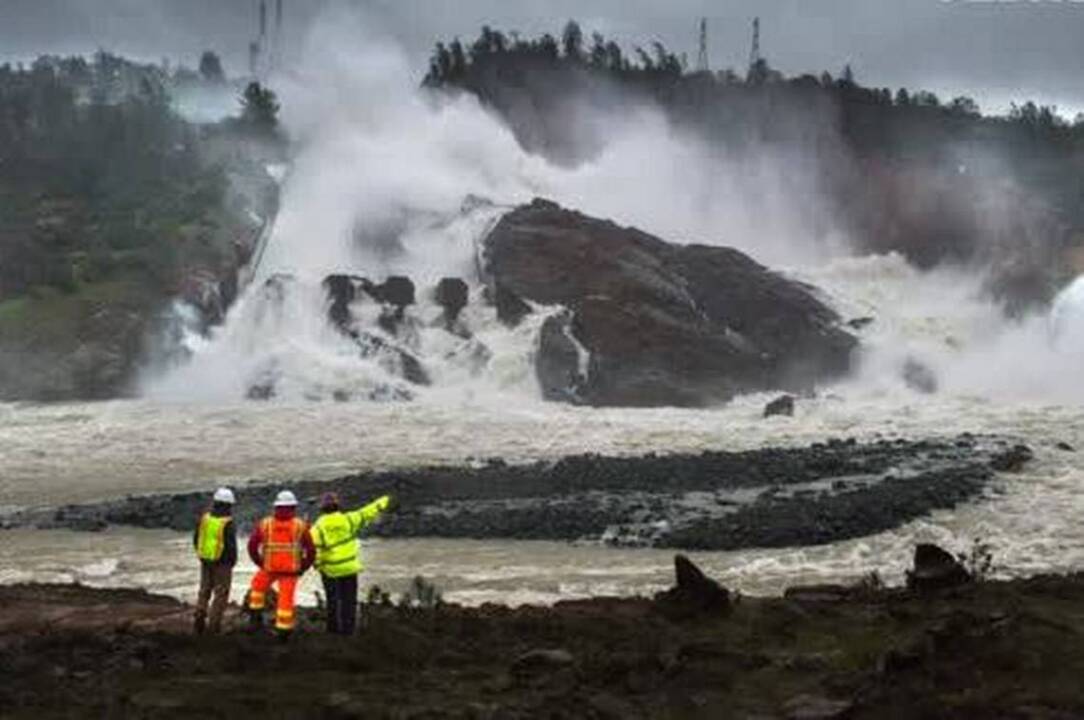 See the damage evolve: Oroville spillway erosion over time