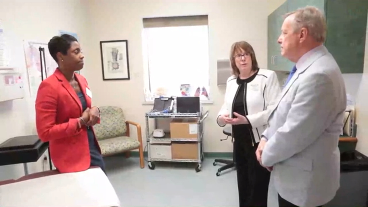 During East St. Louis clinic visit U.S. Sen. Durbin rails against lawsuit to dismantle ACA