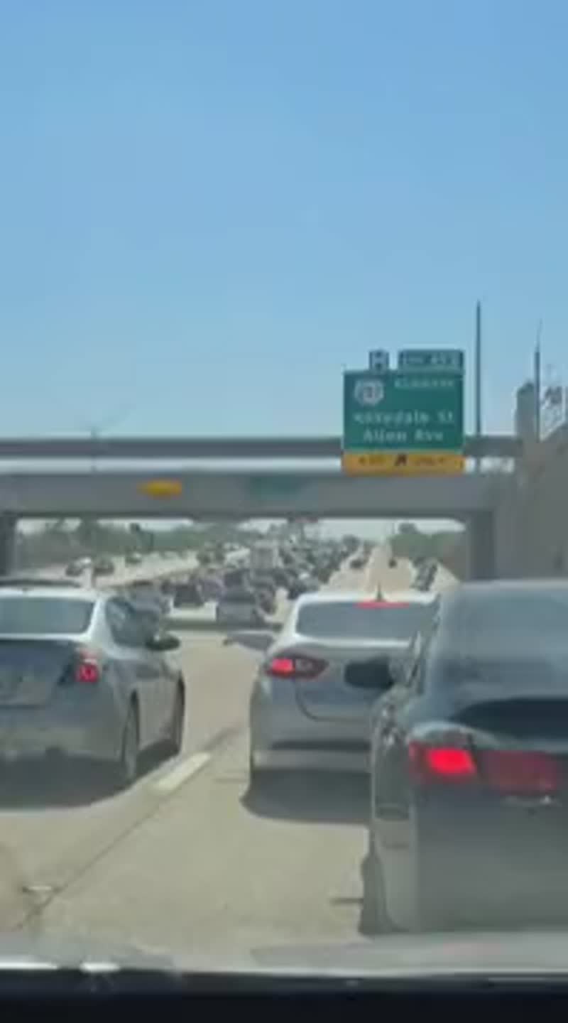 Drivers stop traffic on Fort Worth freeway to pass liquor bottle