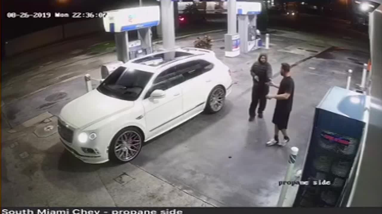 Man manages to get a child out of his car before an armed robber steals it, video shows