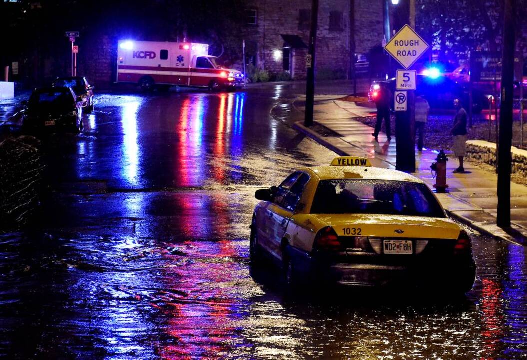 Heavy rainfall causes flash flooding (Video) | Kansas City Star