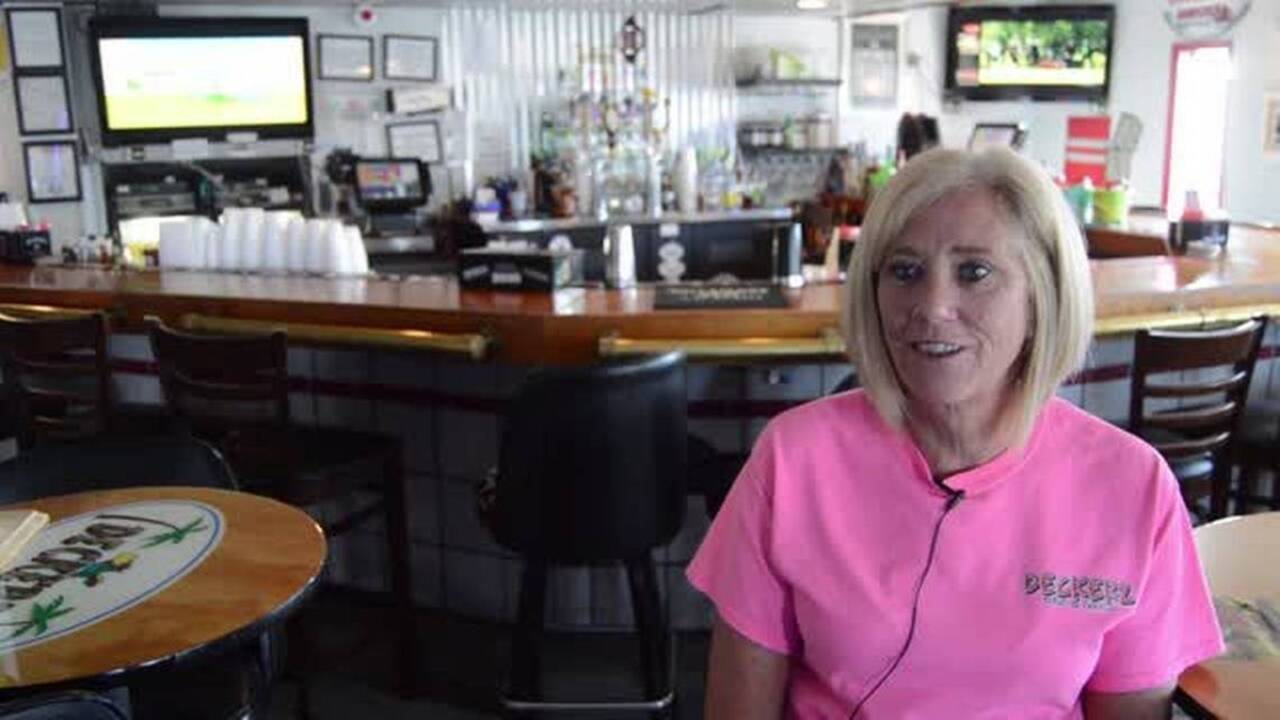 Deckerz Bar & Grill bartender has fear of birds, but boasts of Drunken Parrot