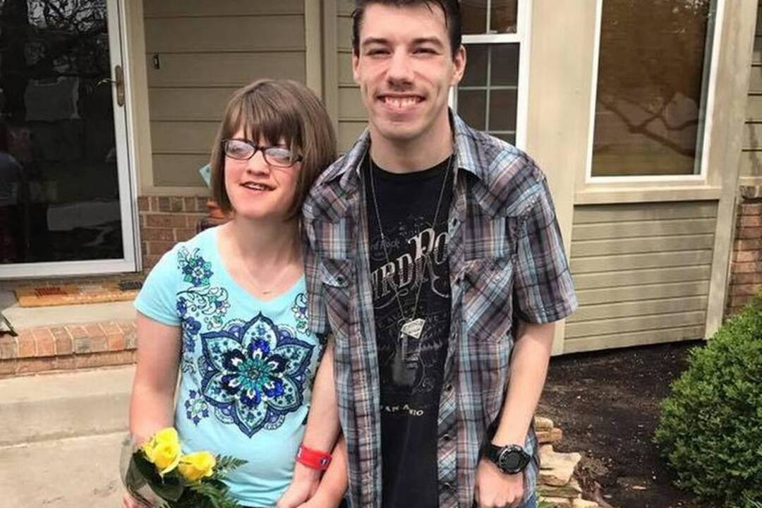 A 'prom-posal' that will melt your heart