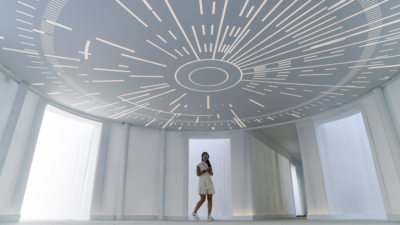Es Devlin’s FIVE ECHOES takes over Miami Design District’s Jungle Plaza