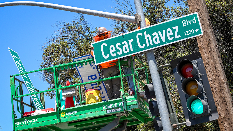 Despite objections, new Cesar Chavez Boulevard street signs getting installed in Fresno