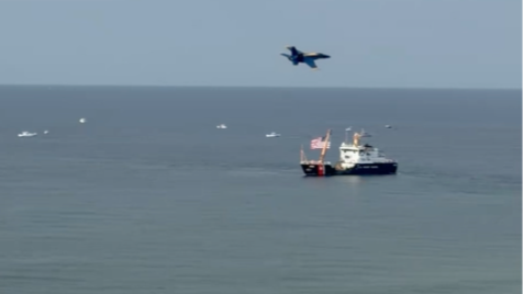 US: Low Blue Angels Flyover Stuns Beachgoers at Pensacola Beach, Florida
