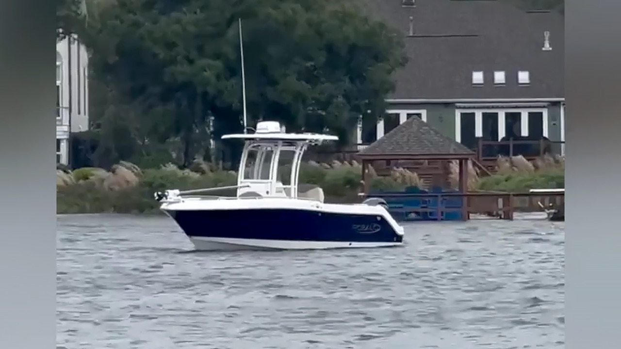 Boat on the loose and flooding: Hurricane Ian hits Oak Island
