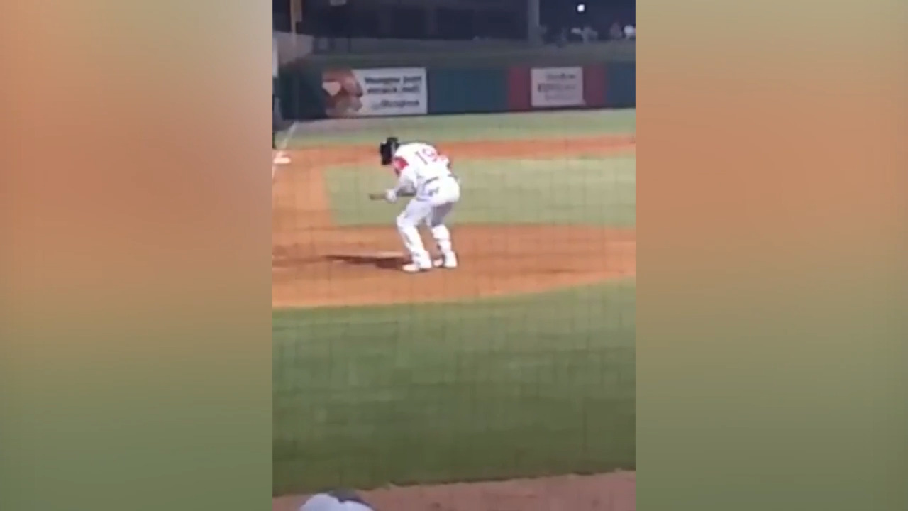 Watch this Mariners' Double-A player go through his whacky pre-batting ritual