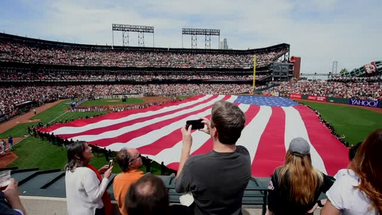 Another full house at AT&T Park rocks Giants' home opener 
