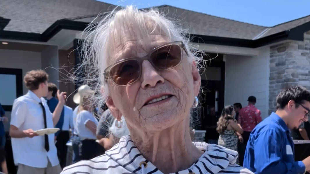 Mother of late Pasco teacher accepts plaque dedicating 2026 Team Pasco home