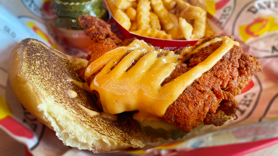 ‘Let’s Eat!’ LE reporter checks out Dave’s Hot Chicken
