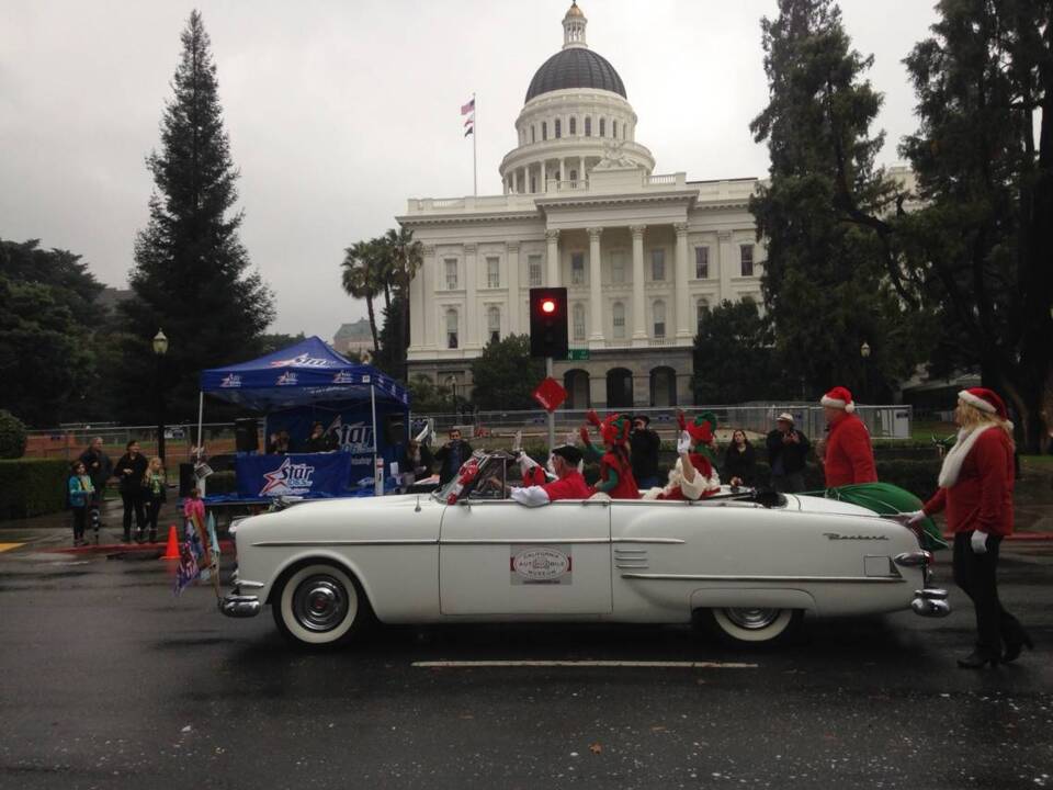 Rainy Saturday greets Sacramento’s Santa Parade