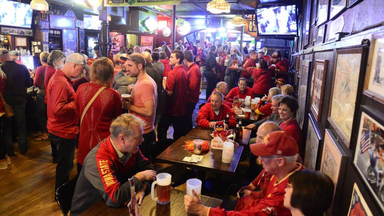 Iowa State fans jam Kelly’s to kick off the Big 12 Tournament
