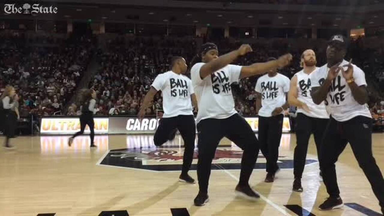 Gamecocks football players break out dance moves with the Carolina Girls