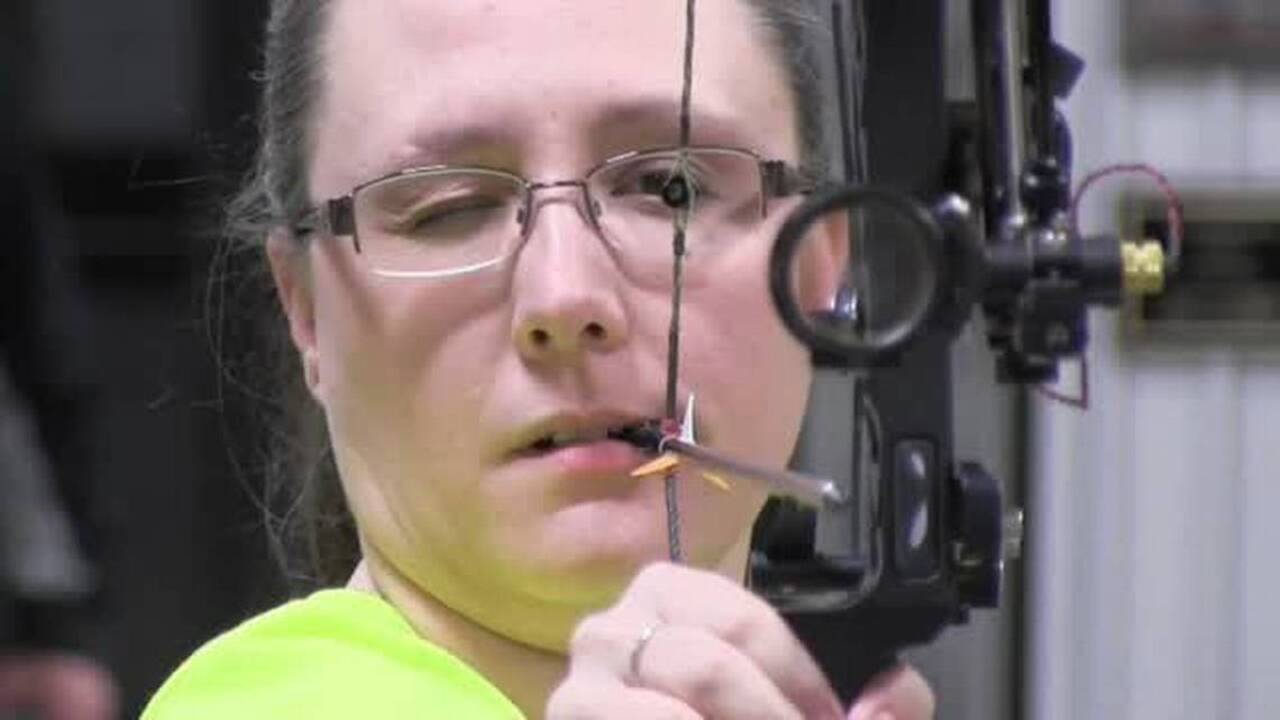 Video: Archer won't let unusable arm stop her