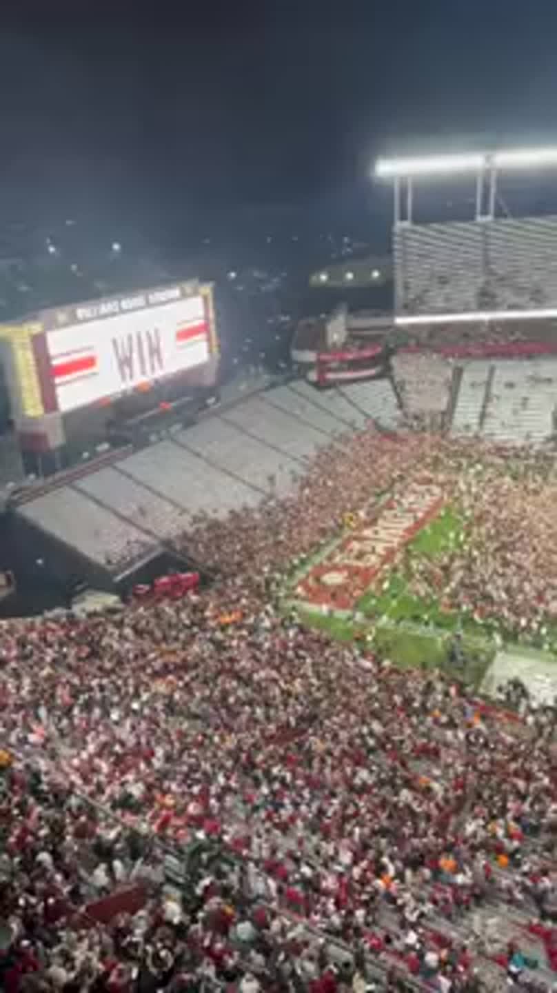 South Carolina fans storm field after Tennessee win