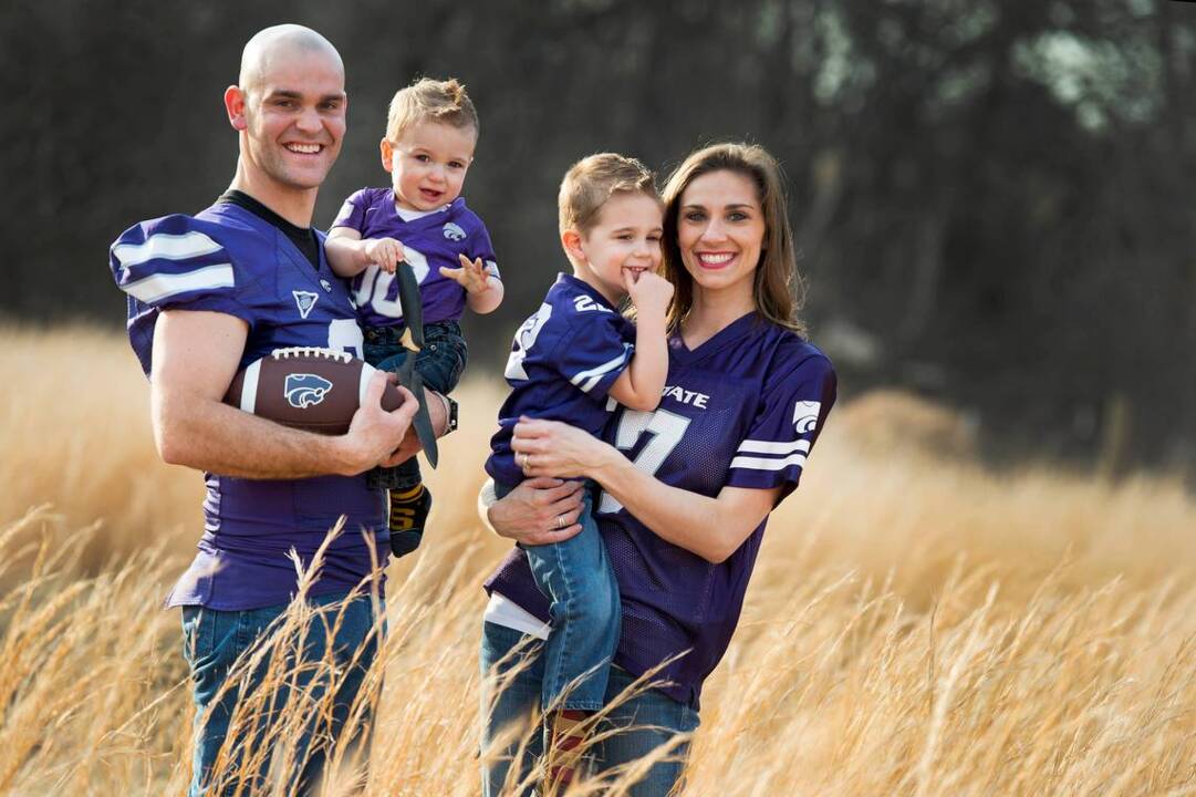 Former mascot, now an Olathe firefighter, sings K-State fight song with his son