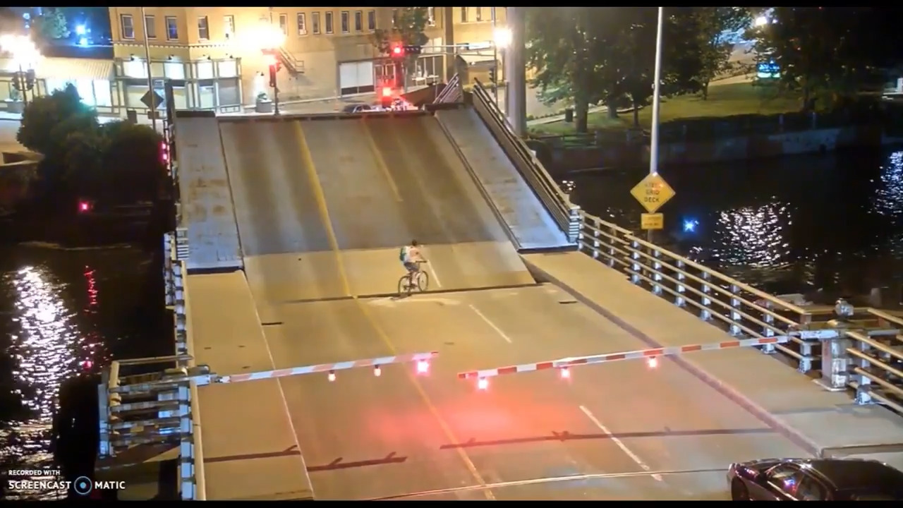 Bicyclist ignores safety signs, falls into drawbridge gap