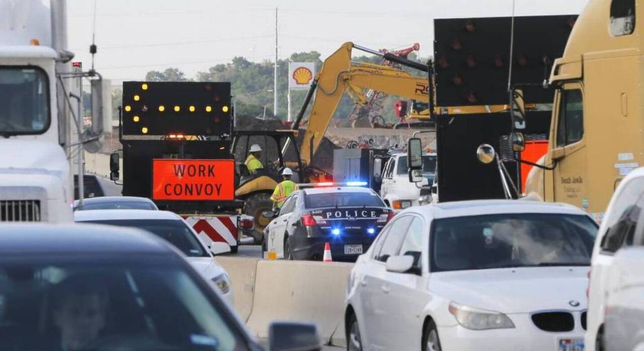Large bump in road brings Interstate 35W traffic to halt in Fort Worth