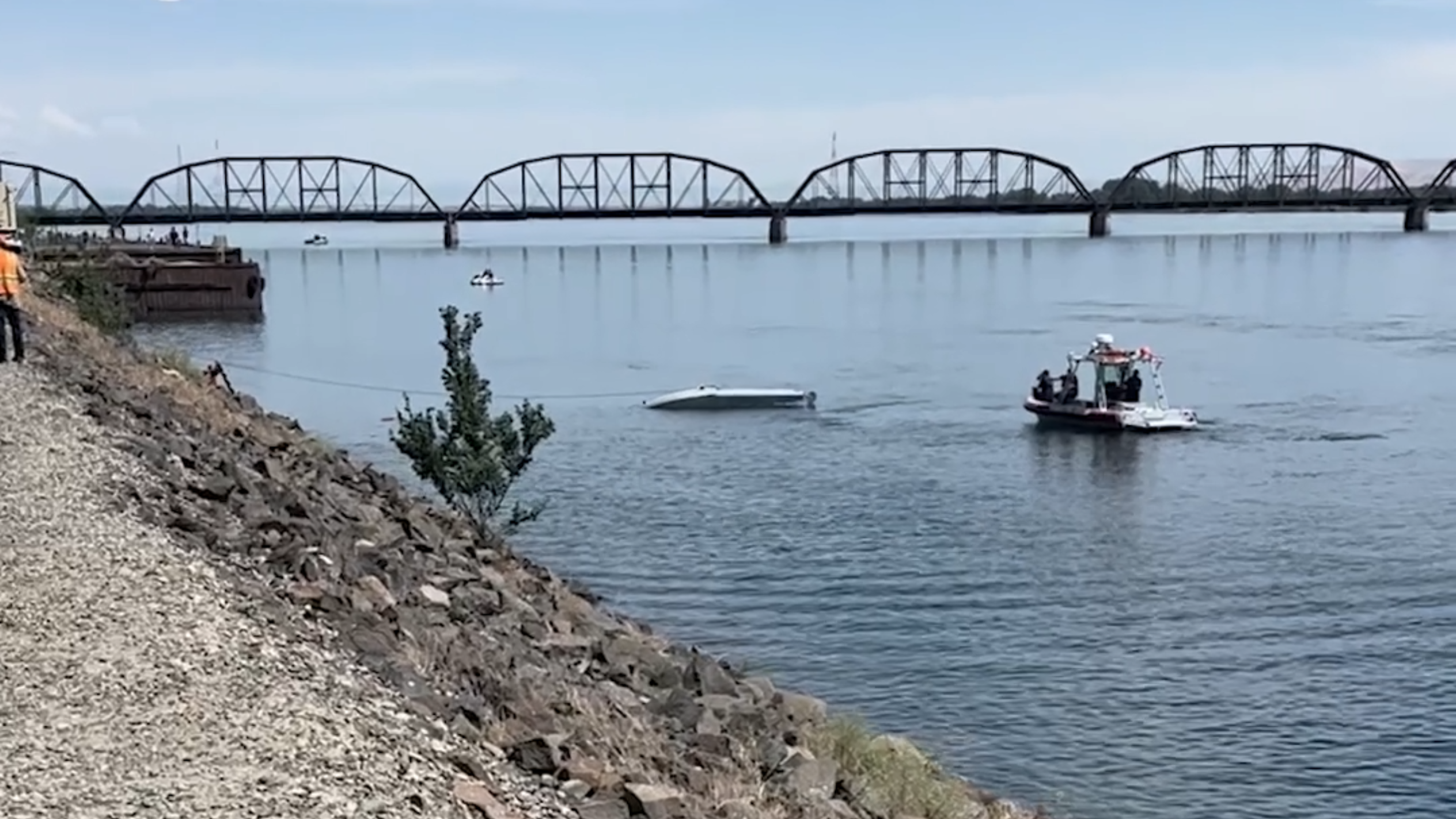 Plane crashes into Columbia River in Tri-Cites after hitting powerline
