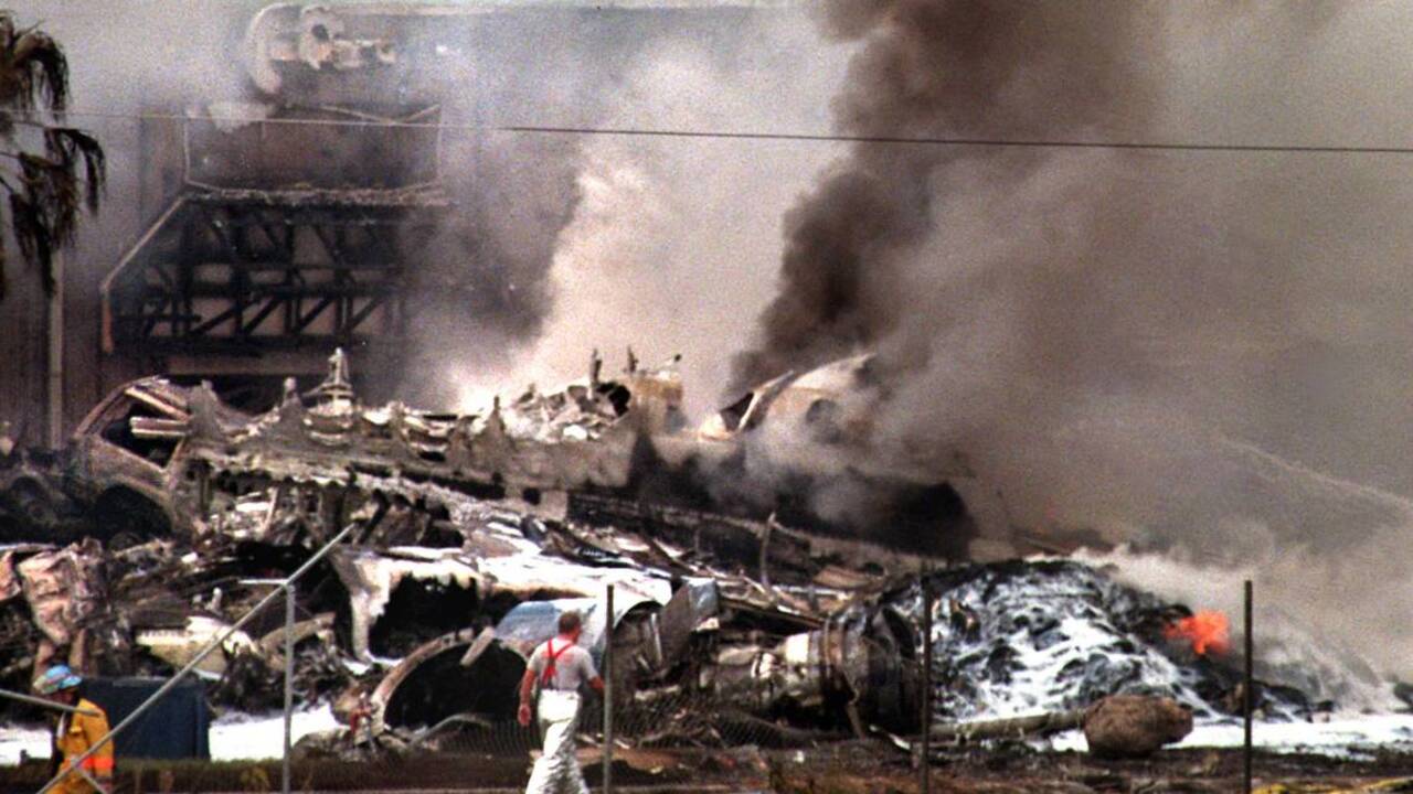 Fine Air cargo plane crashed near Miami airport in 1997: Archives | Miami  Herald
