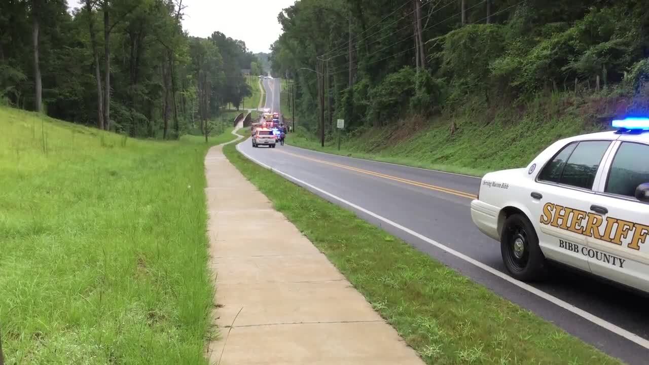 Crash after police chase closes Log Cabin Drive in Macon, GA (Video ...