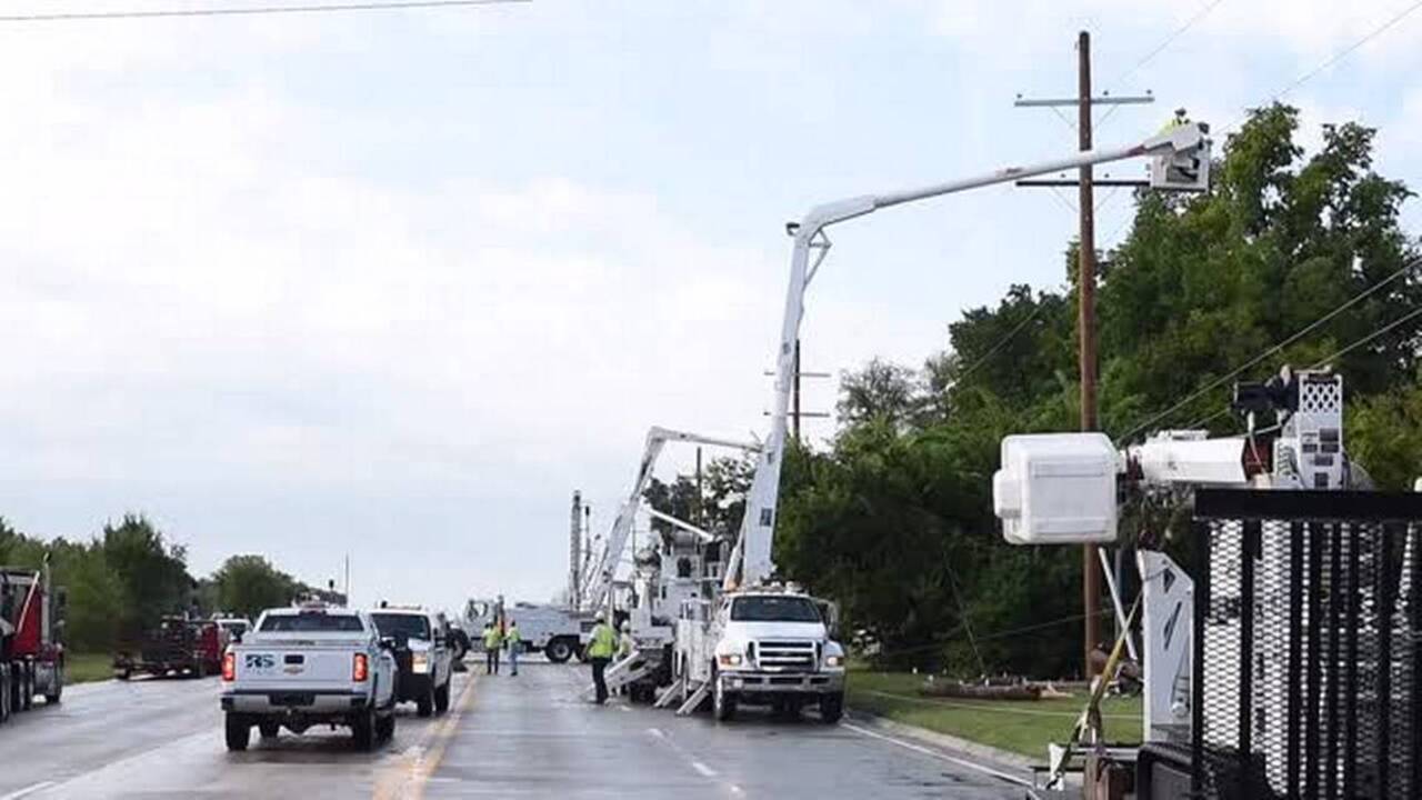 Crews repair Olathe power lines after Wednesday storm (Video) | Kansas ...