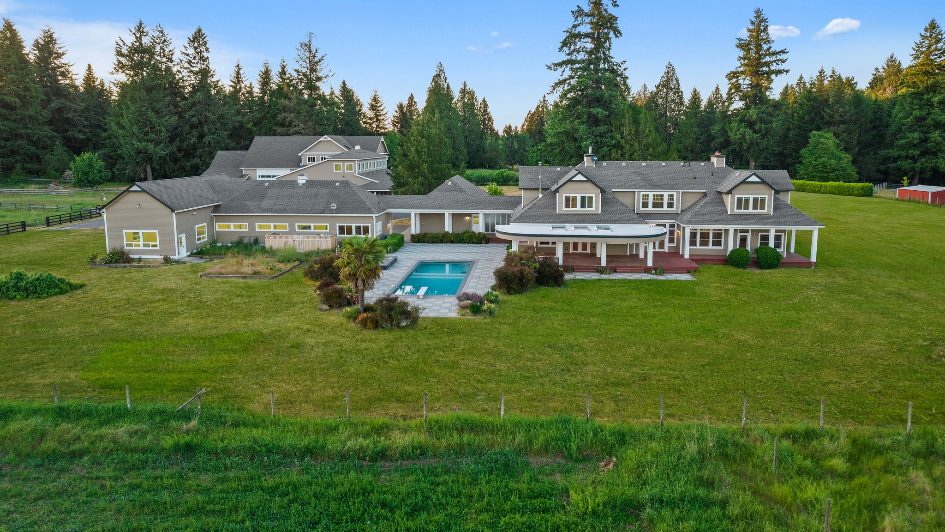 Discover an equestrian and aviation estate set in beautiful Olympia spot