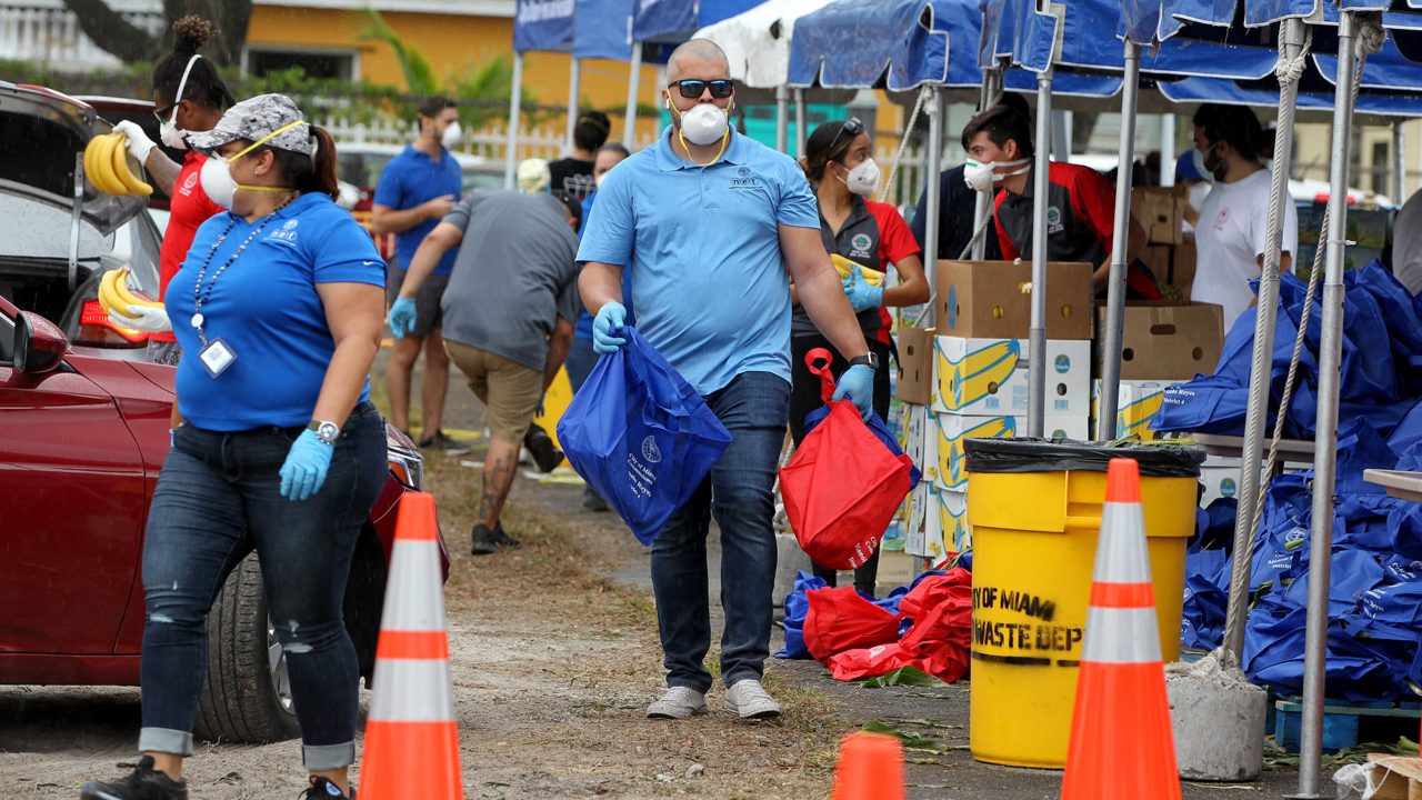 Entregan alimentos gratis para la comunidad del sur de la Florida en la Pequeña Habana