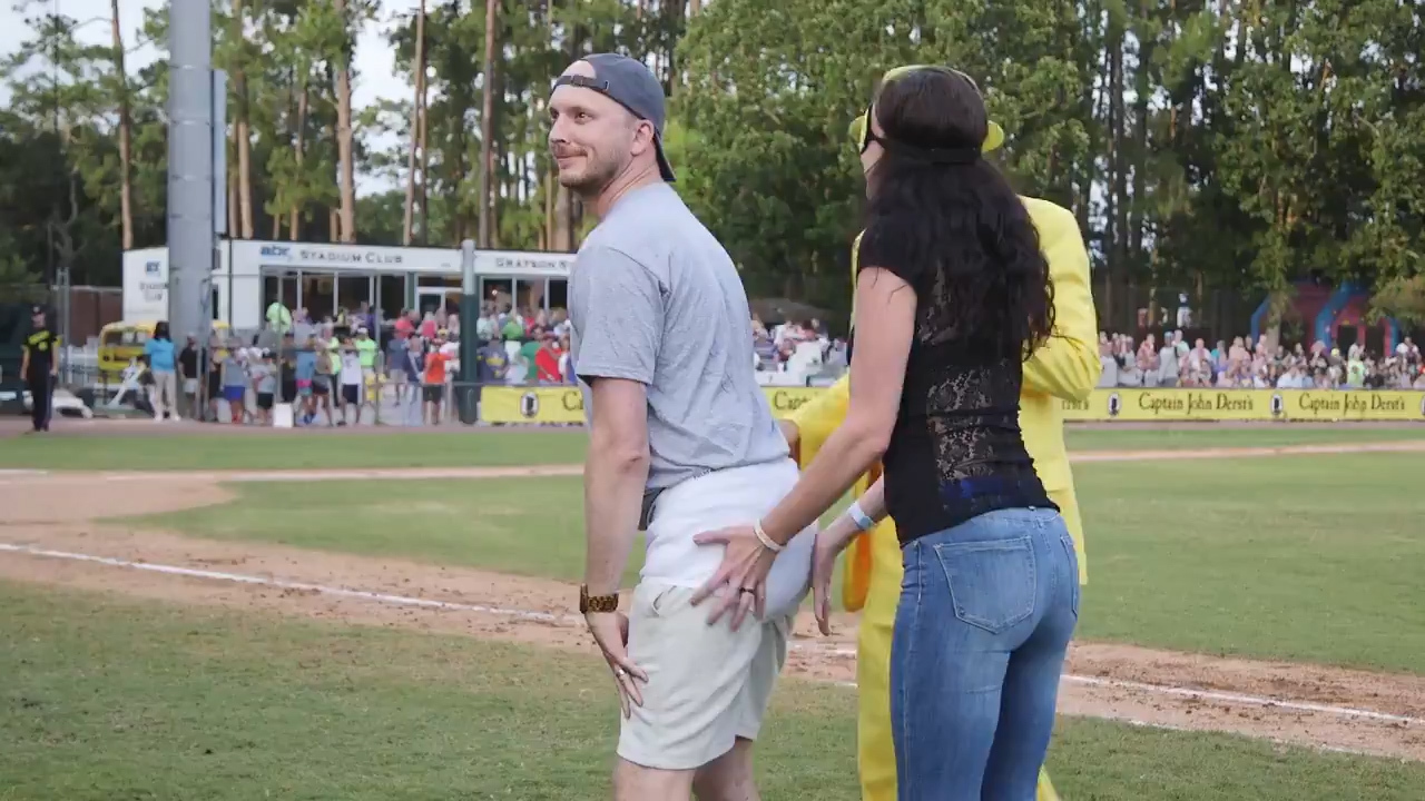 She picked the right butt at a baseball game, now she’s engaged