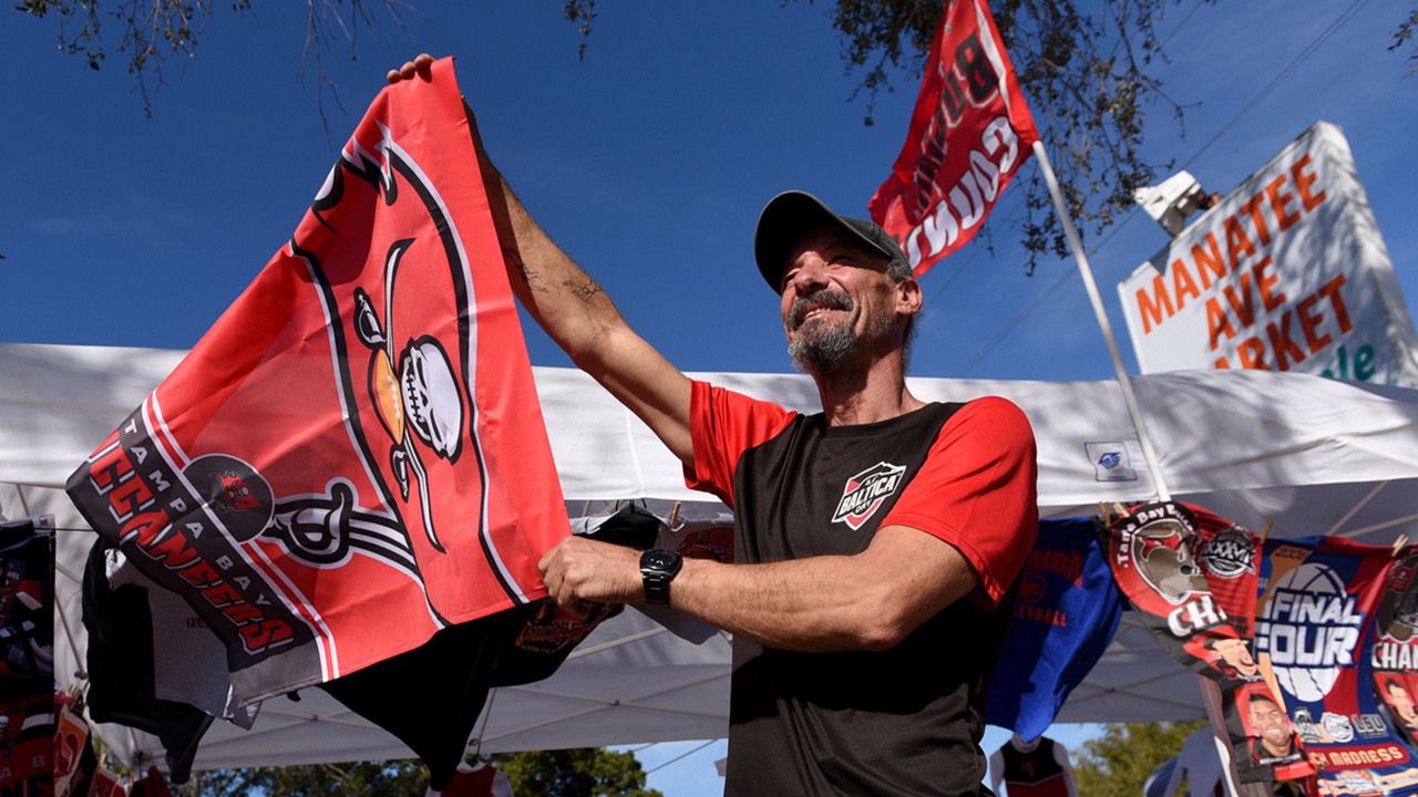 Super Bowl-bound Bucs bring out Bradenton fans