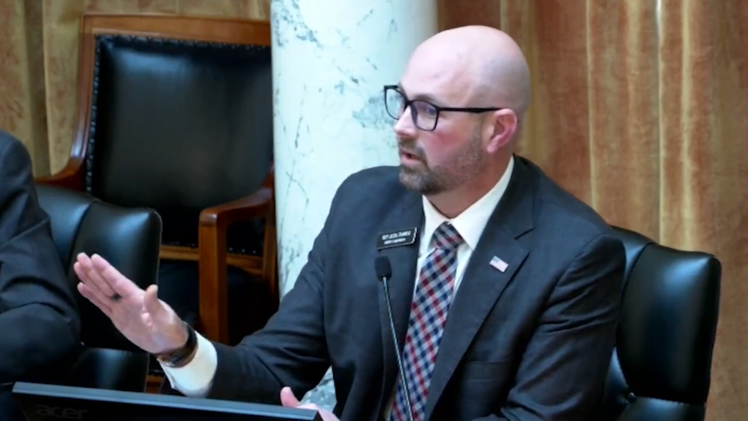 Lawmakers spar over immigration status report