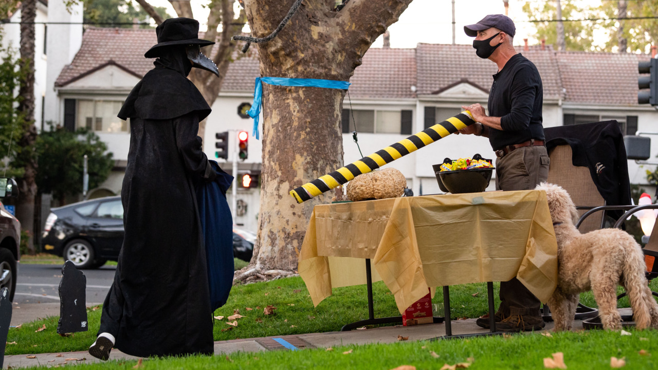 Chants for Halloween candy amid pandemic ‘a little normalcy’ in East Sacramento’s Fab 40s