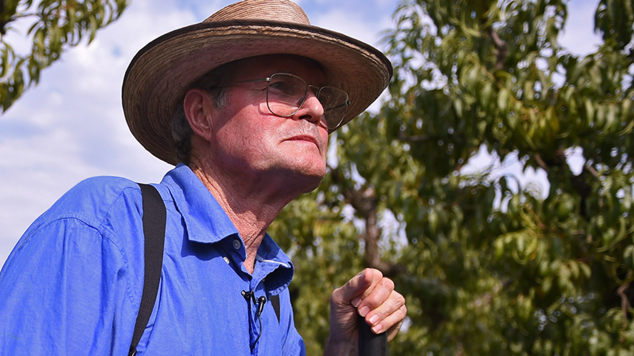 This is the farmer Devin Nunes’ campaign is suing. He’s praying for his congressman