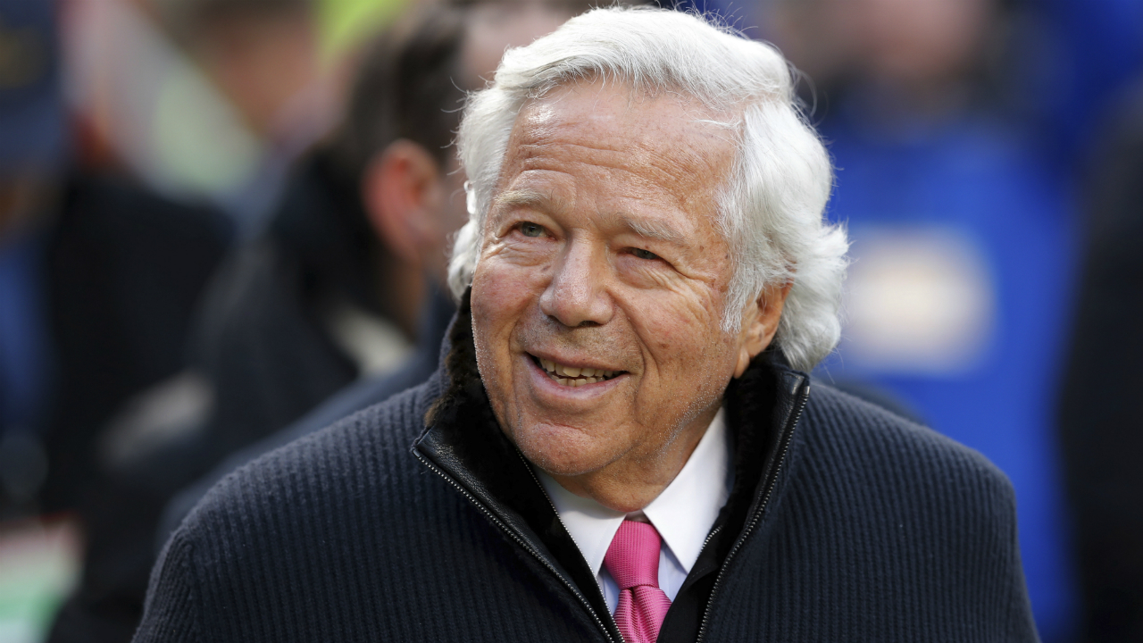 Tom Brady had a cameo in a new Netflix series. Some see it as shot at Robert Kraft