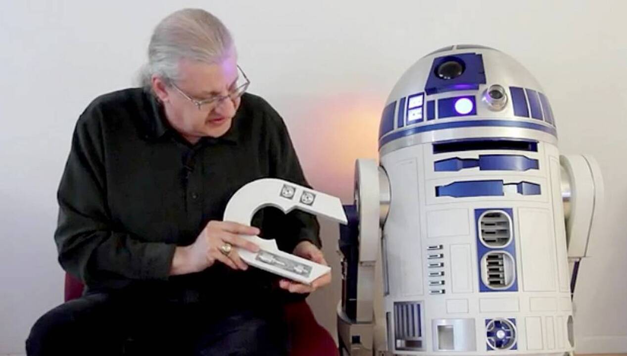 Video: Star Wars superfan's R2-D2 delights crowds
