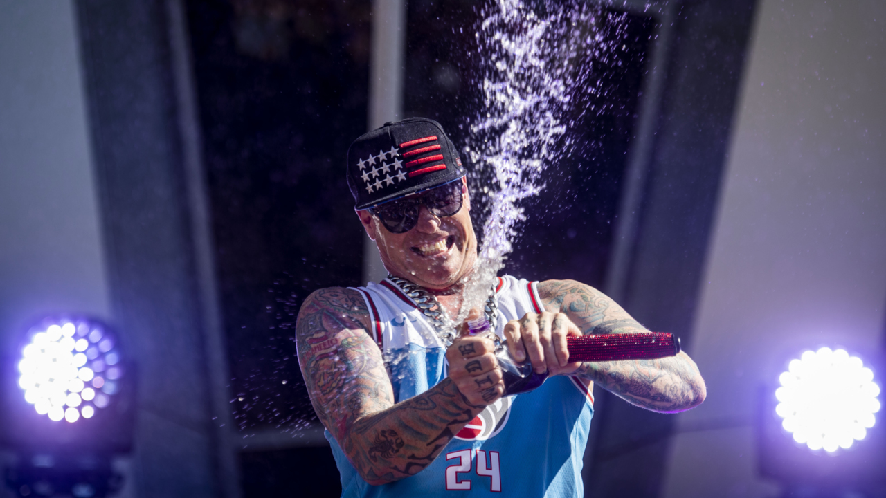 Vanilla Ice cools down the crowd with cover of ‘Ice’ at DoCo