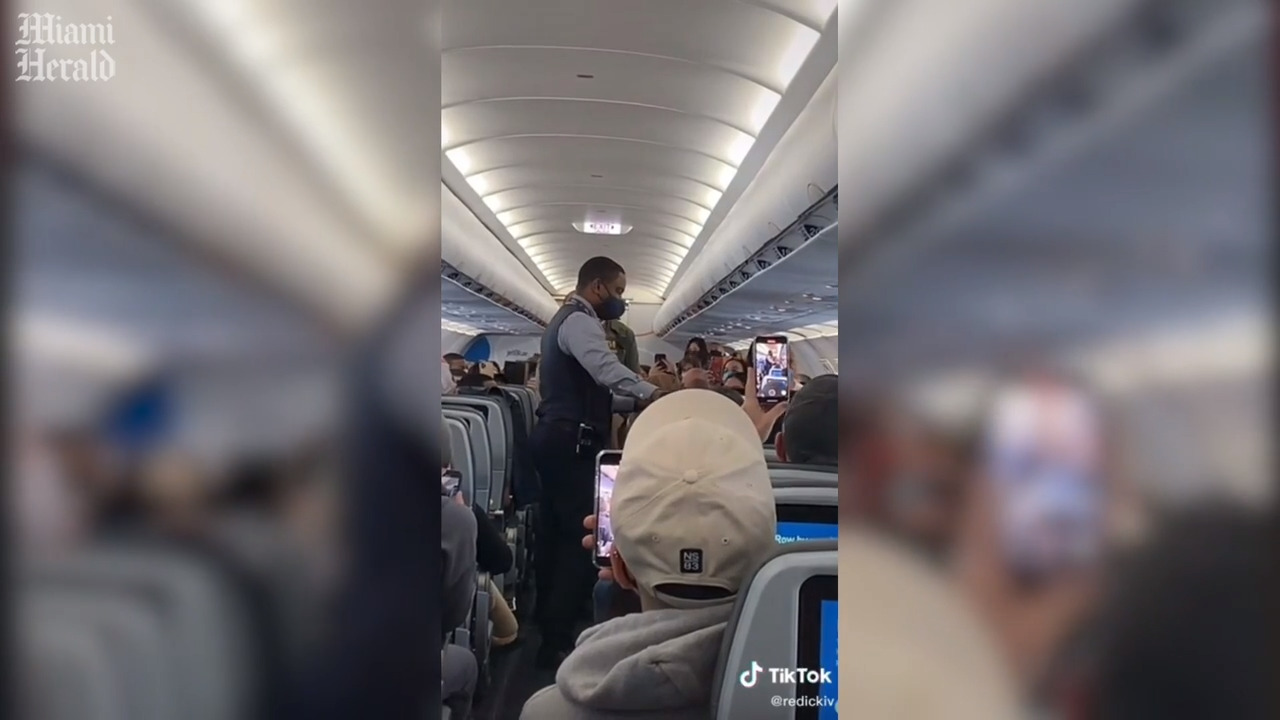 Sacan de avión a pasajero por negarse a usar mascarilla
