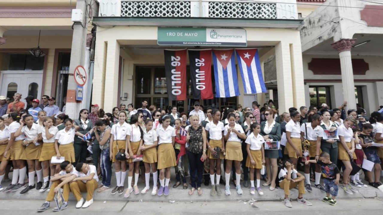 Cuba bids farewell to Fidel Castro as his ashes pass along Las Tunas