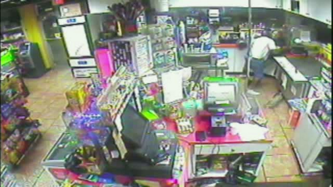 Store clerk stabs robber during hold-up, cops say | Miami Herald