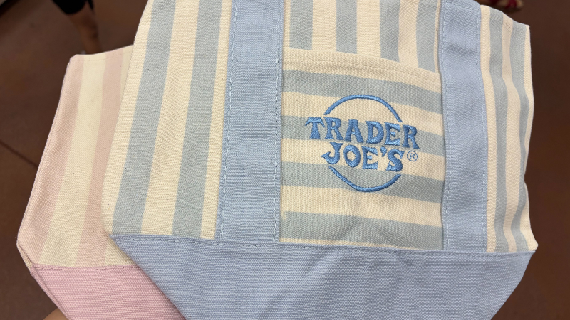 Hundreds in Fresno lined up for Trader Joe's striped mini totes