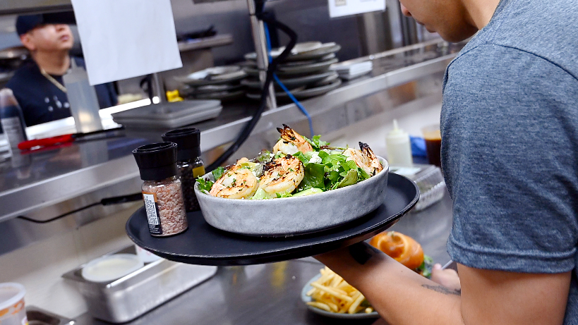 Trabajadores indocumentados son vitales para los restaurantes de Fresno. ¿Cuánto costarán las deportaciones?