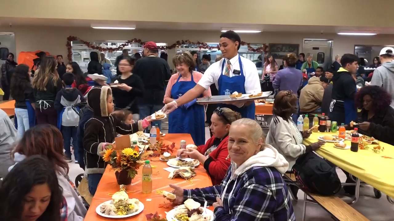 Modesto mission’s Thanksgiving celebration fills guests’ insides, warms their outsides